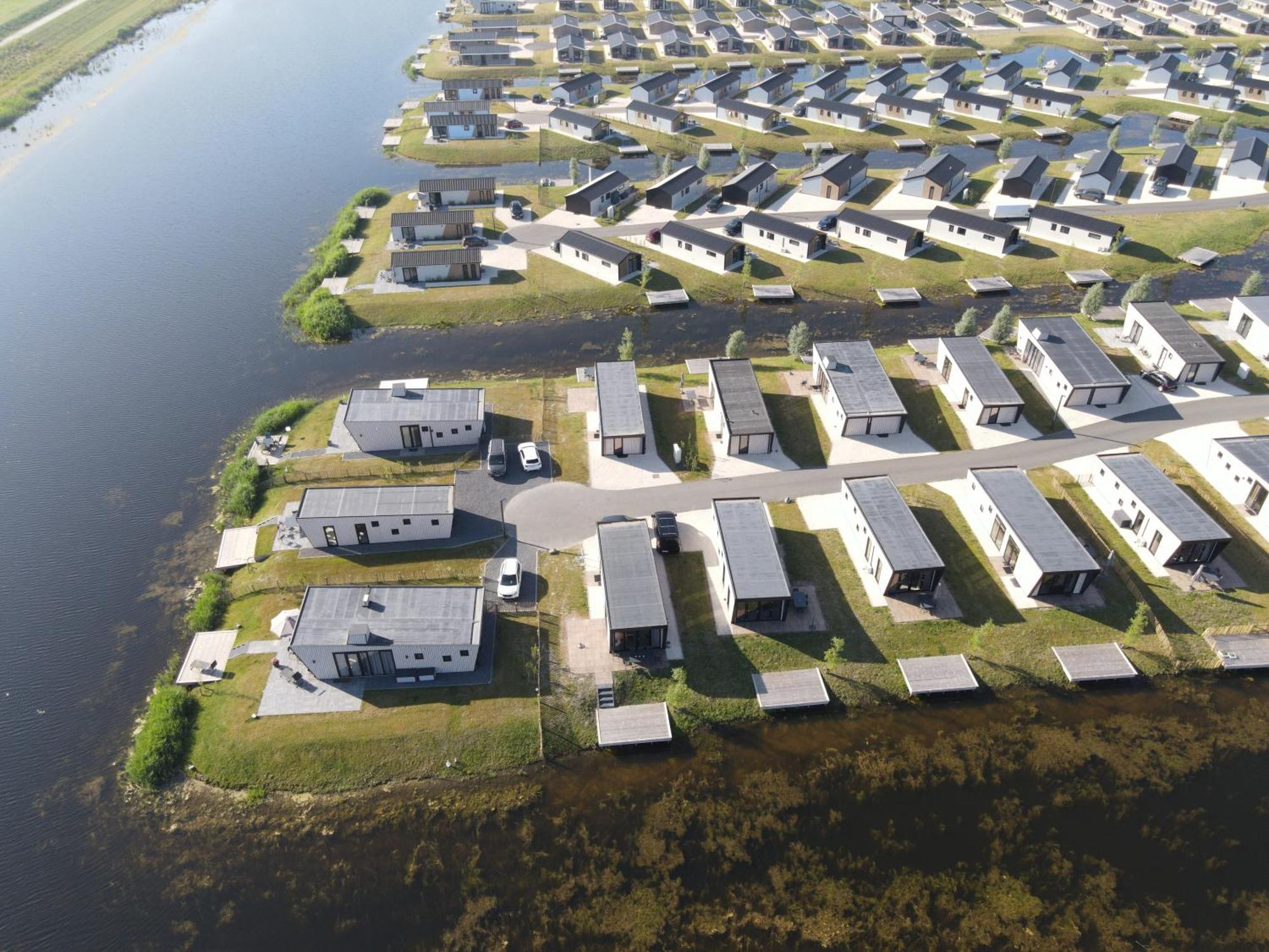 Tiny Vakantiehuis Aan Het Water Met Eigen Steiger En Airco Kampen Exterior foto